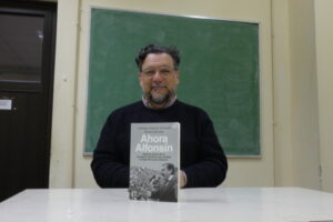 “Ahora Alfonsín”: el libro que recorre minuto a minuto la campaña electoral de la UCR en 1983